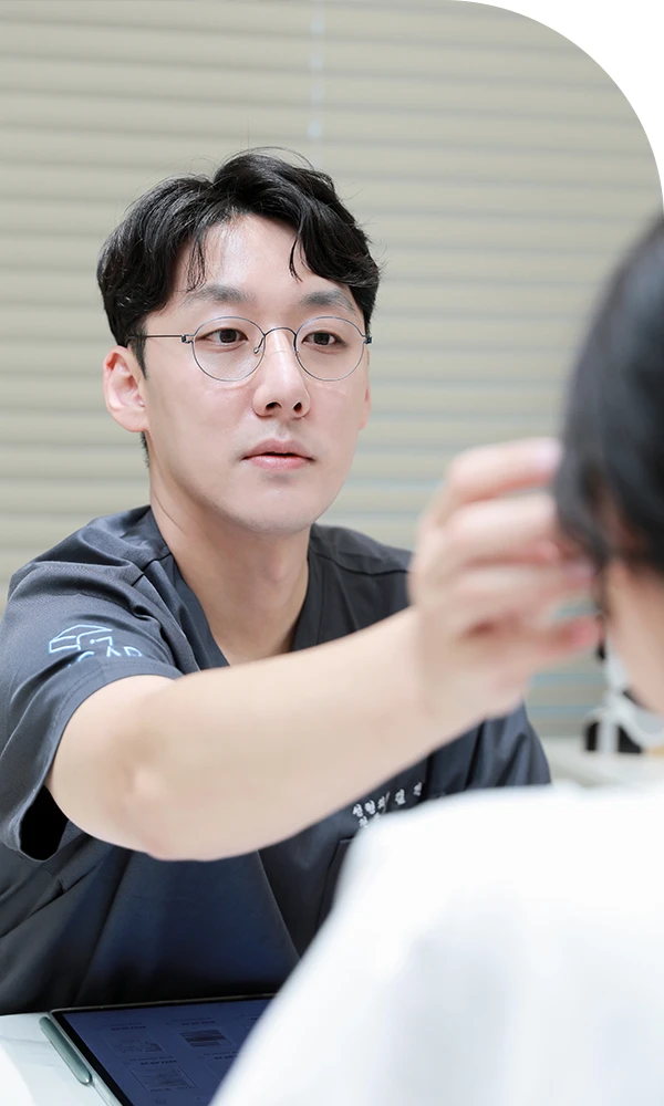환자를 진료하는 슈가성형외과 김진형 대표원장