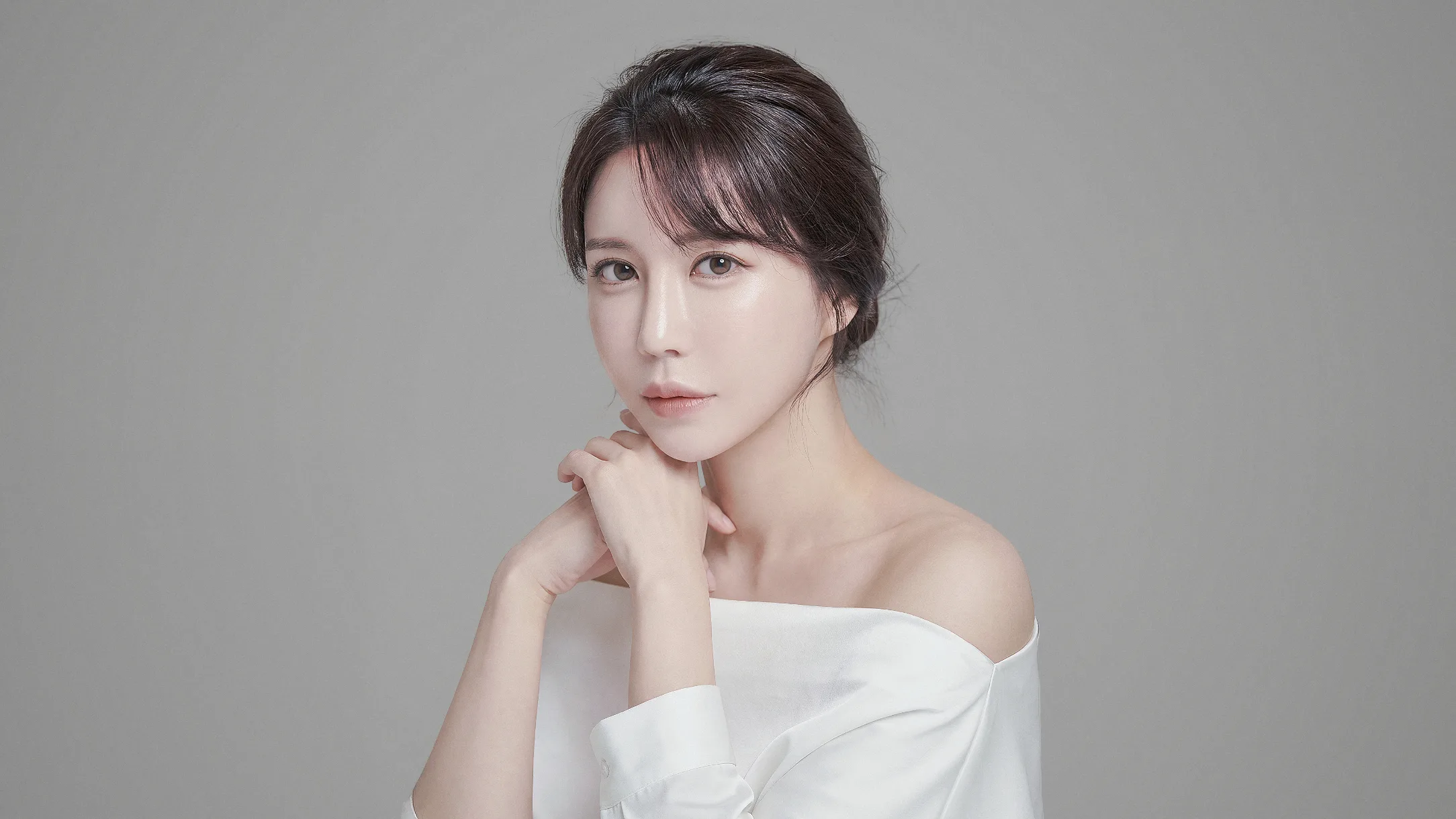顔の脂肪移植のメインビジュアル、柔らかな顔のボリュームが印象的な女性のポートレート
