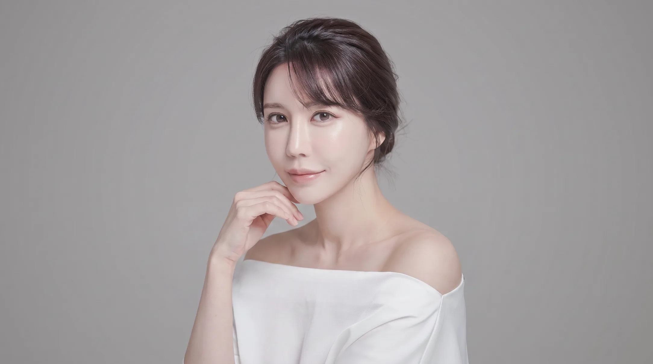 中高年の目元整形のメインビジュアル、すっきりした目元とお顔の印象が見える女性のポートレート