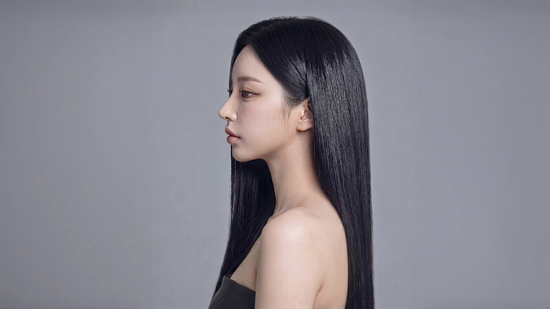 자가늑 코성형 메인 비주얼, 콧대와 코끝이 보이는 여성 측면 초상