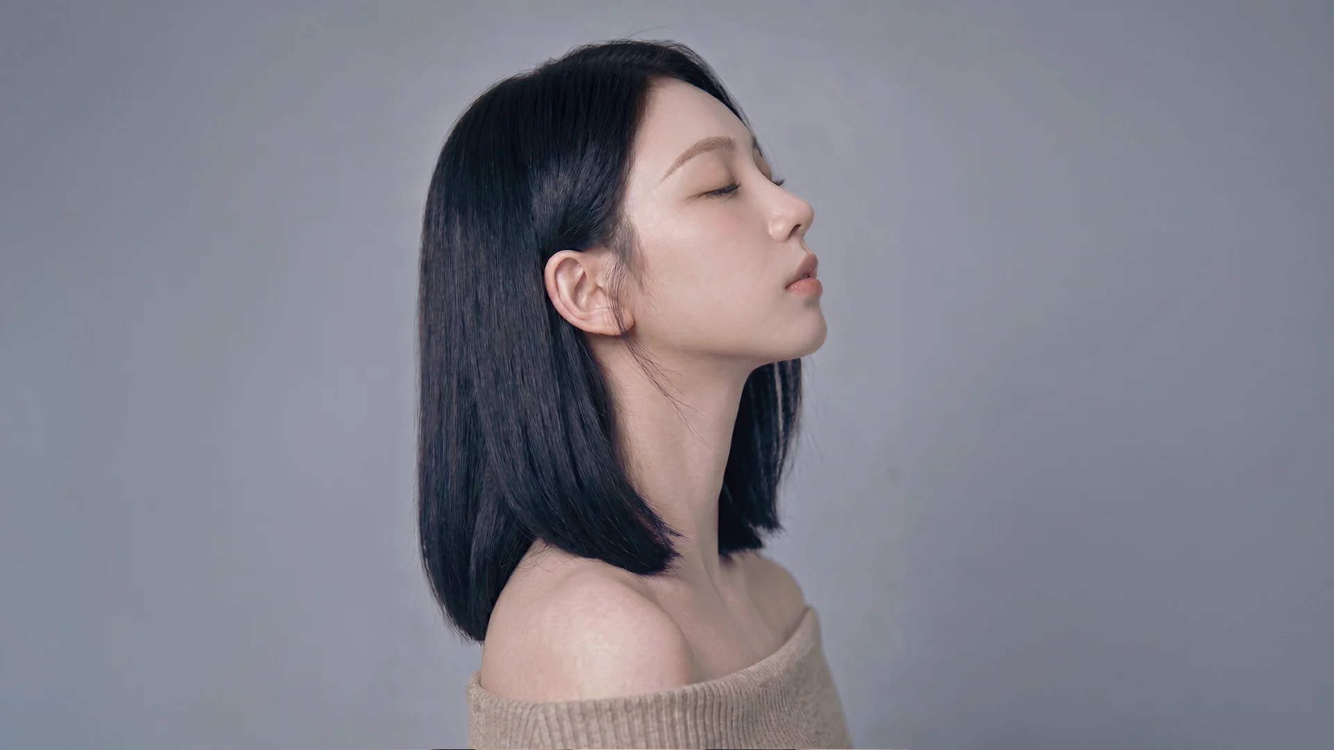 무보형물 코성형 메인 비주얼, 자연스러운 콧대와 코끝의 여성 측면 초상