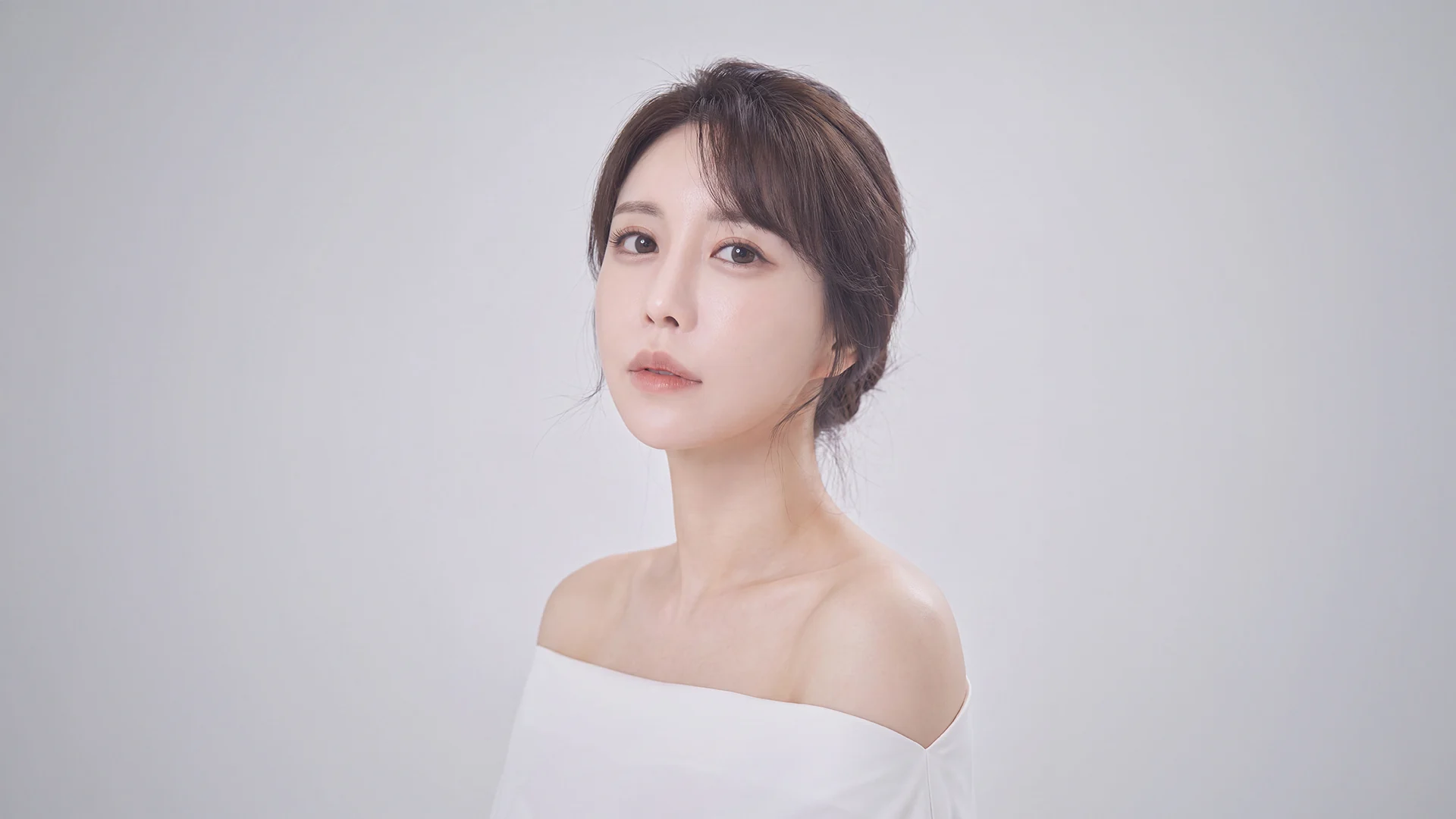 내시경 이마거상 메인 비주얼, 이마와 눈썹 라인이 보이는 여성 초상