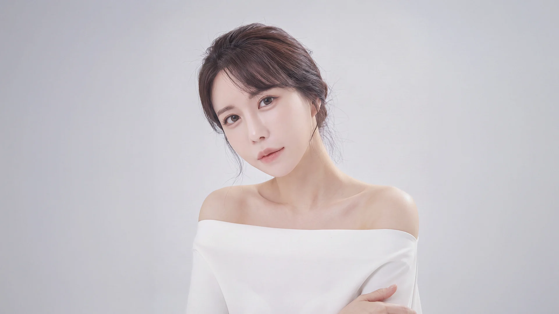중년 눈성형 메인 비주얼, 또렷한 눈매와 얼굴 인상이 보이는 여성 초상