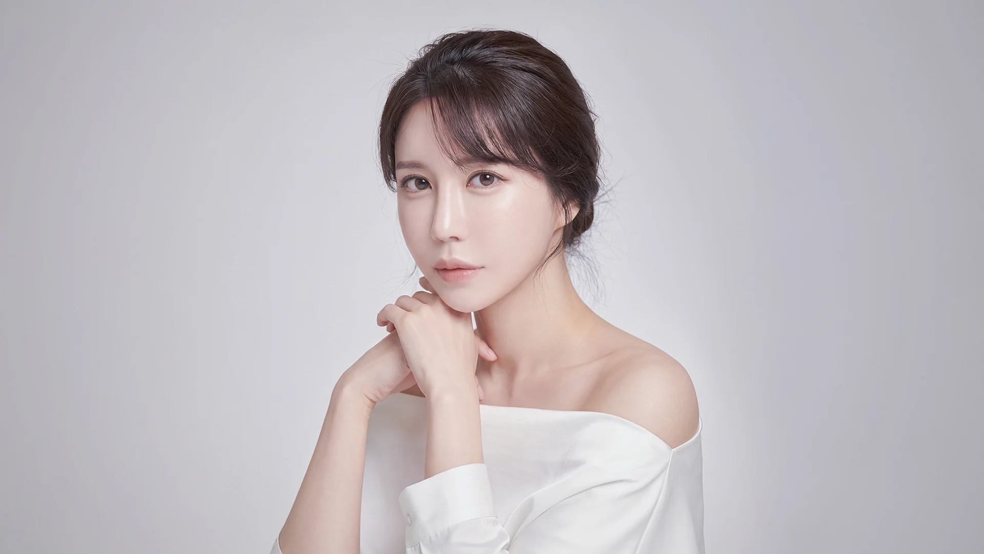 얼굴 지방이식 메인 비주얼, 부드러운 얼굴 볼륨의 여성 초상